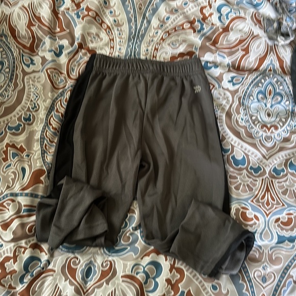 All in motion size 4/5 pants - Picture 4 of 4